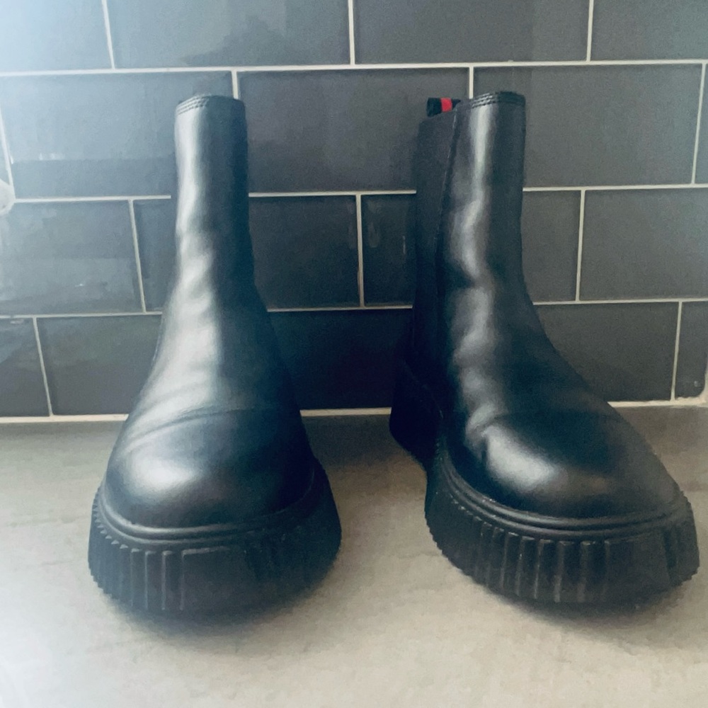 Lisa Vicky Thrive Chelsea boots size 9